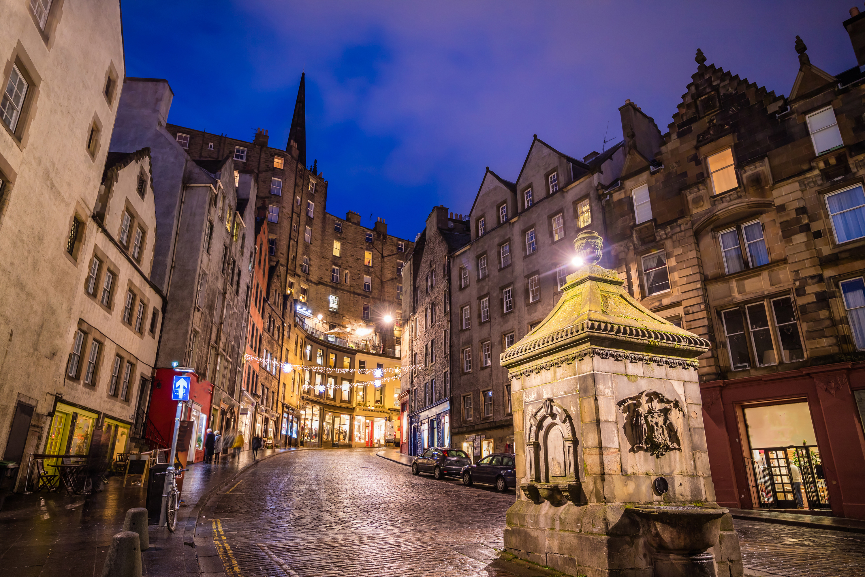 Street view of the historic old town, Edinburgh