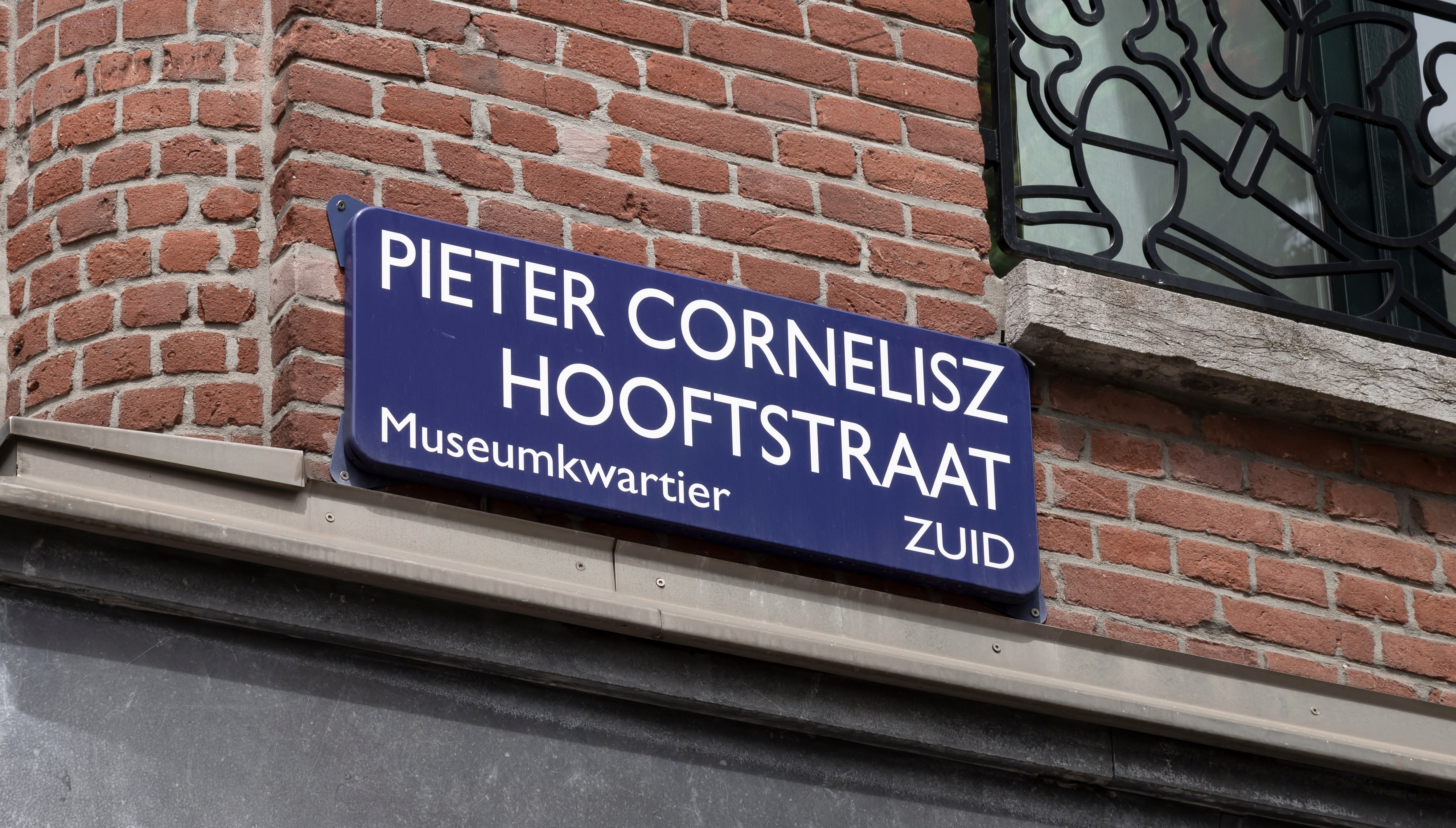 Street sign with the Dutch text: Pieter Cornelisz Hooftstraat, Museumkwartier Zuid