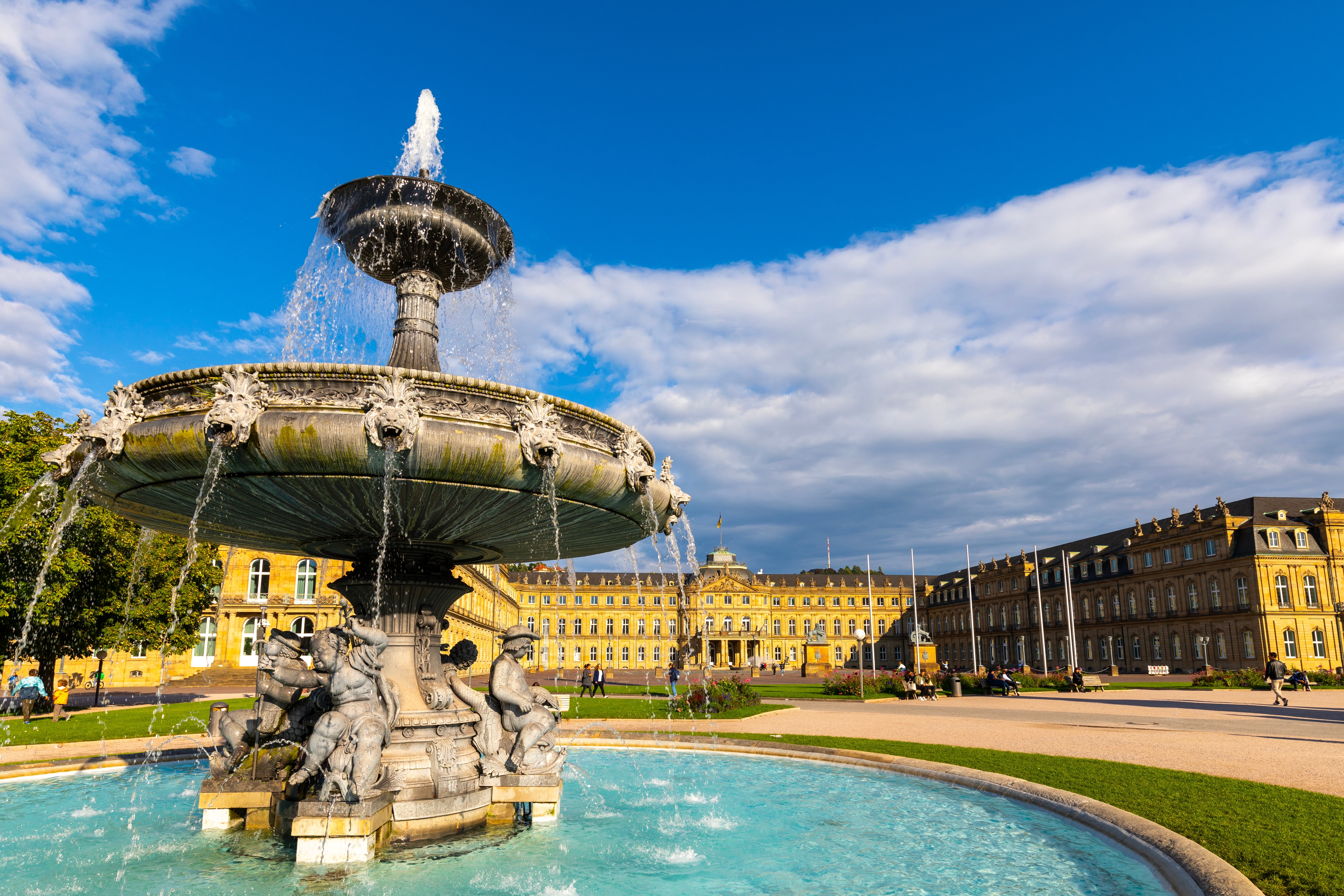 Schlossplatz Stuttgart (Palace Square), New Palace, Fountain, Stuttgart, Baden-Wurttemberg state, Germany, Europe