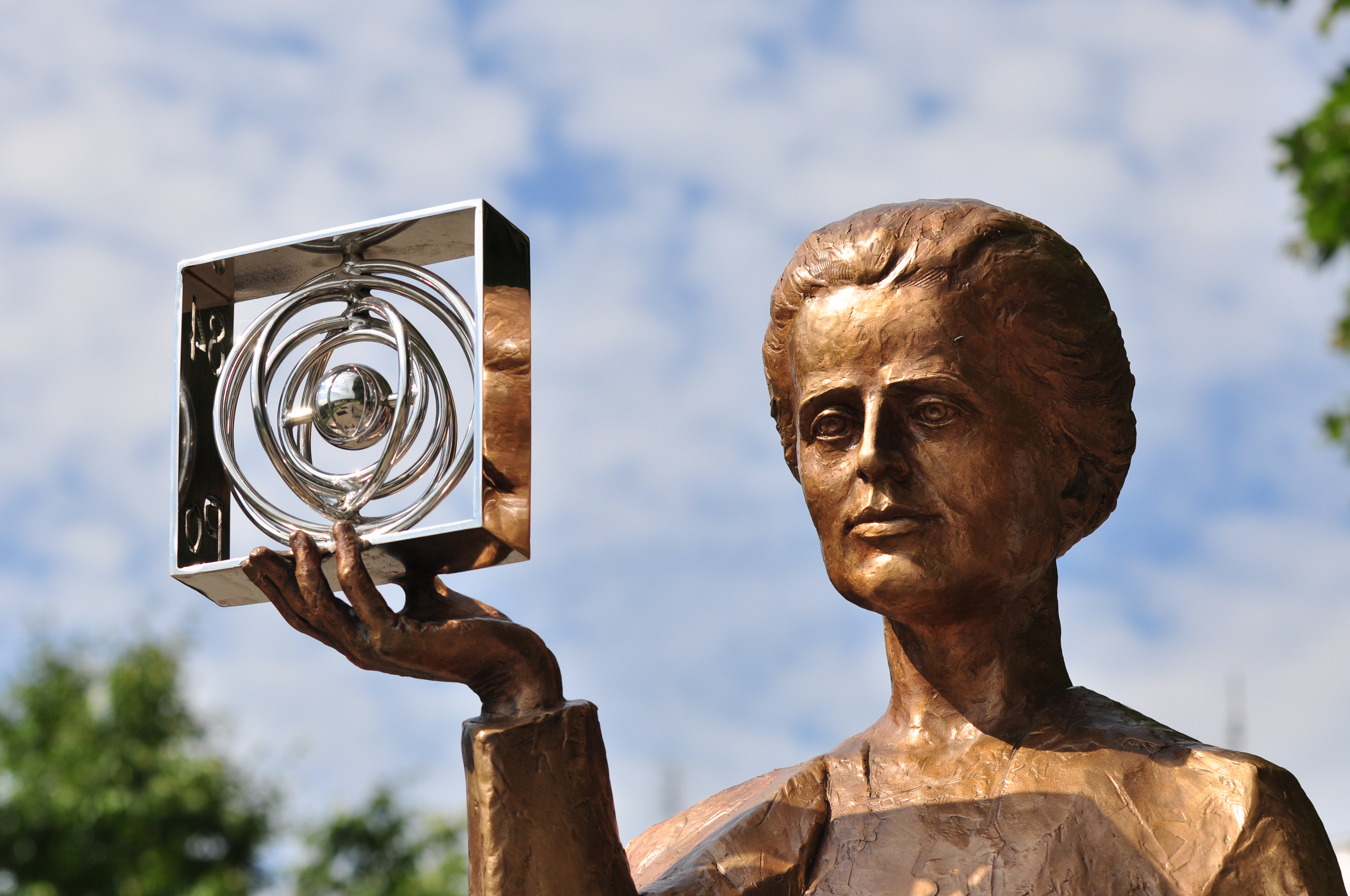 statue to Maria Skłodowska-Curie