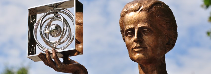 statue to Maria Skłodowska-Curie