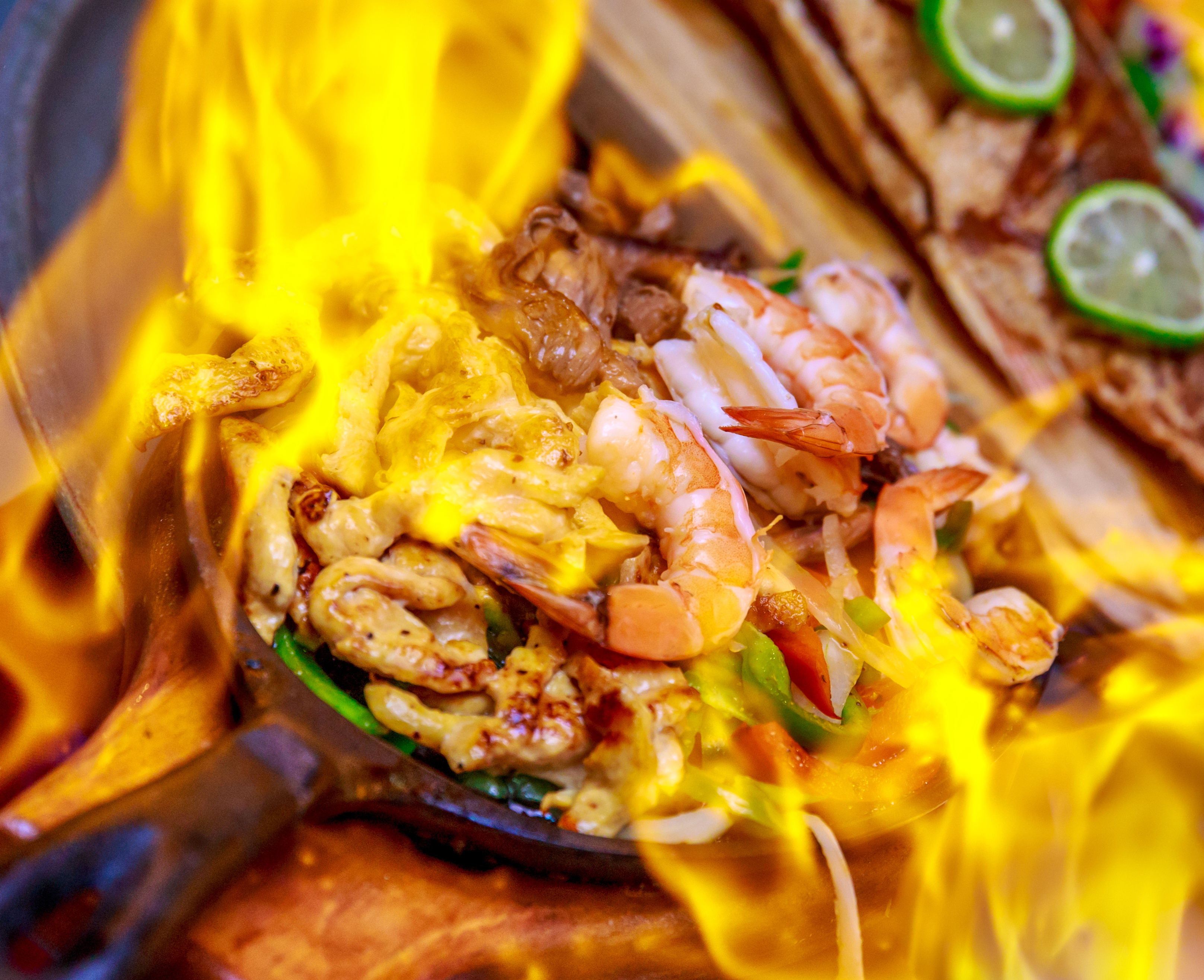 Shrimp and chicken fajita with flame