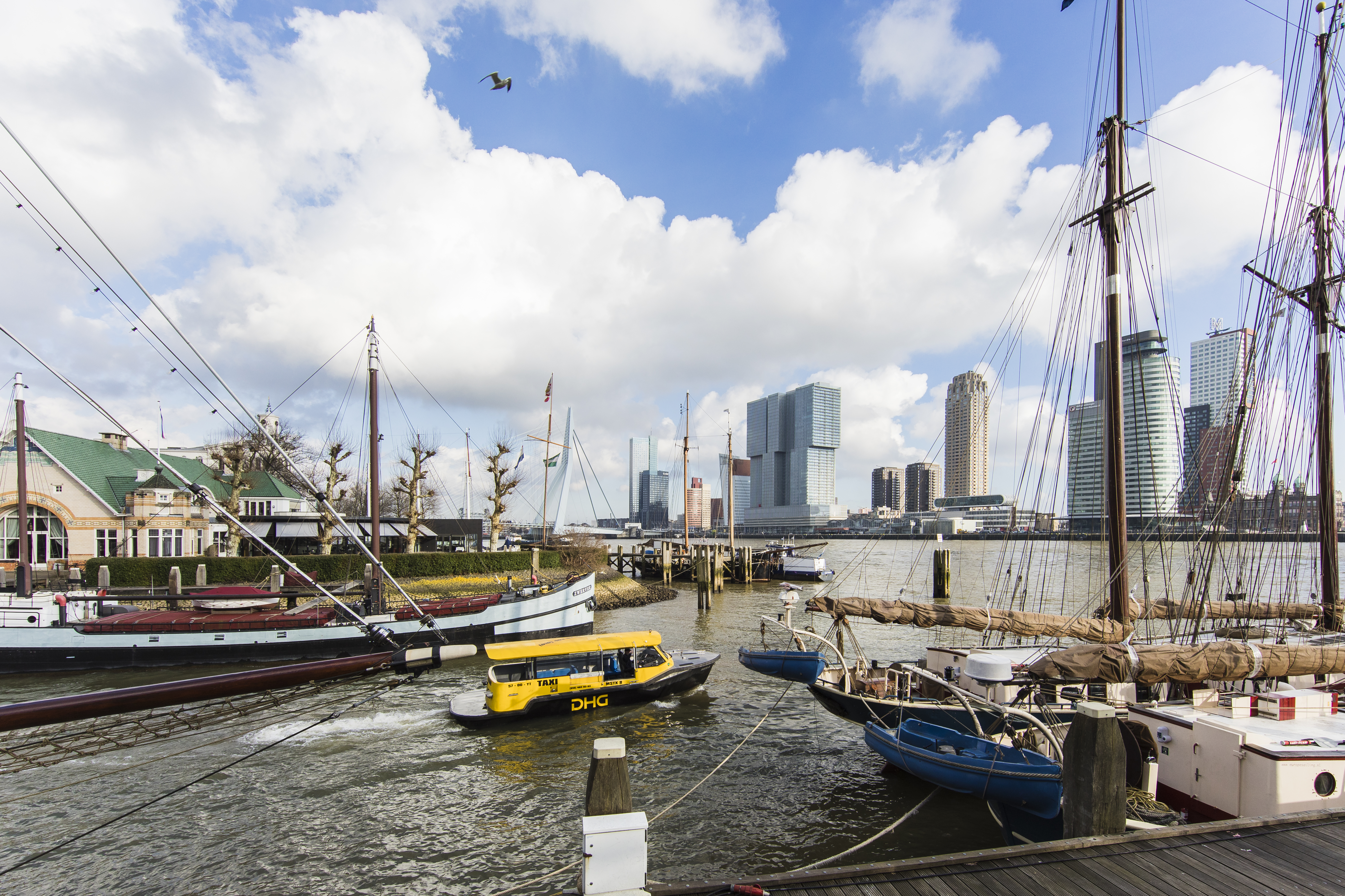 Watertaxi leaves the Veerhaven