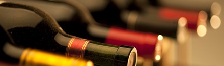 Pelican Kipos Wine Bar — Fira