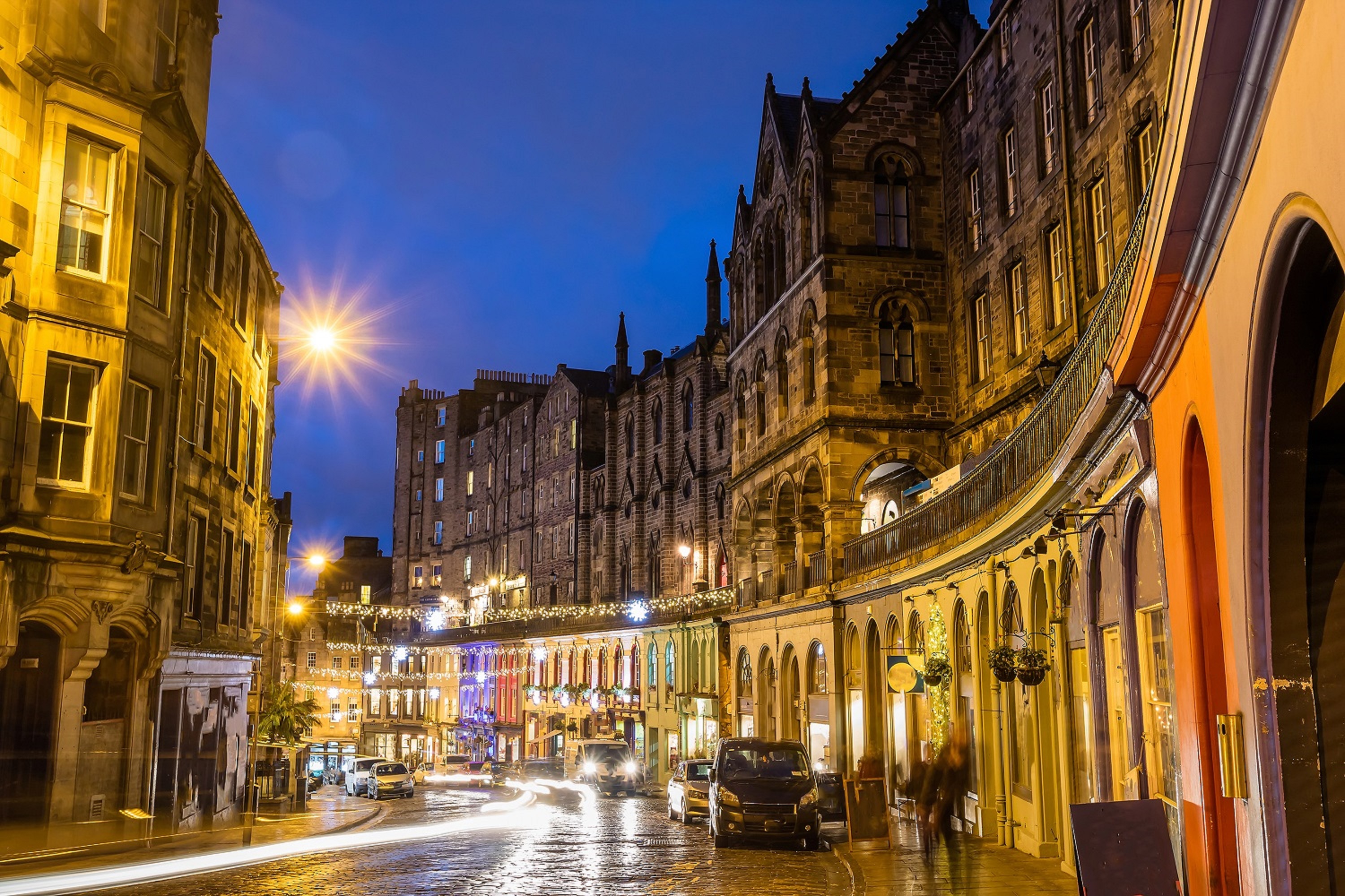 Street view of the historic old town, Edinburgh, Scotland