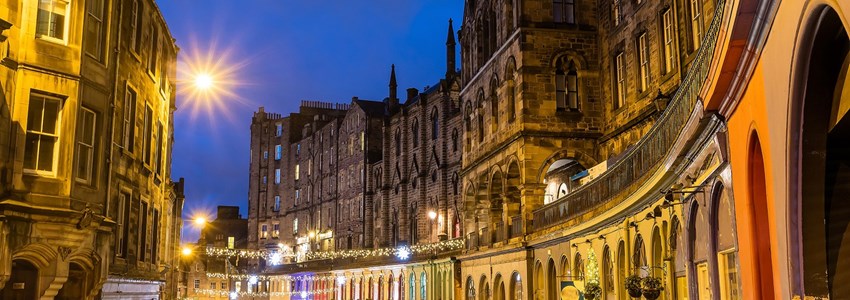 Street view of the historic old town, Edinburgh, Scotland