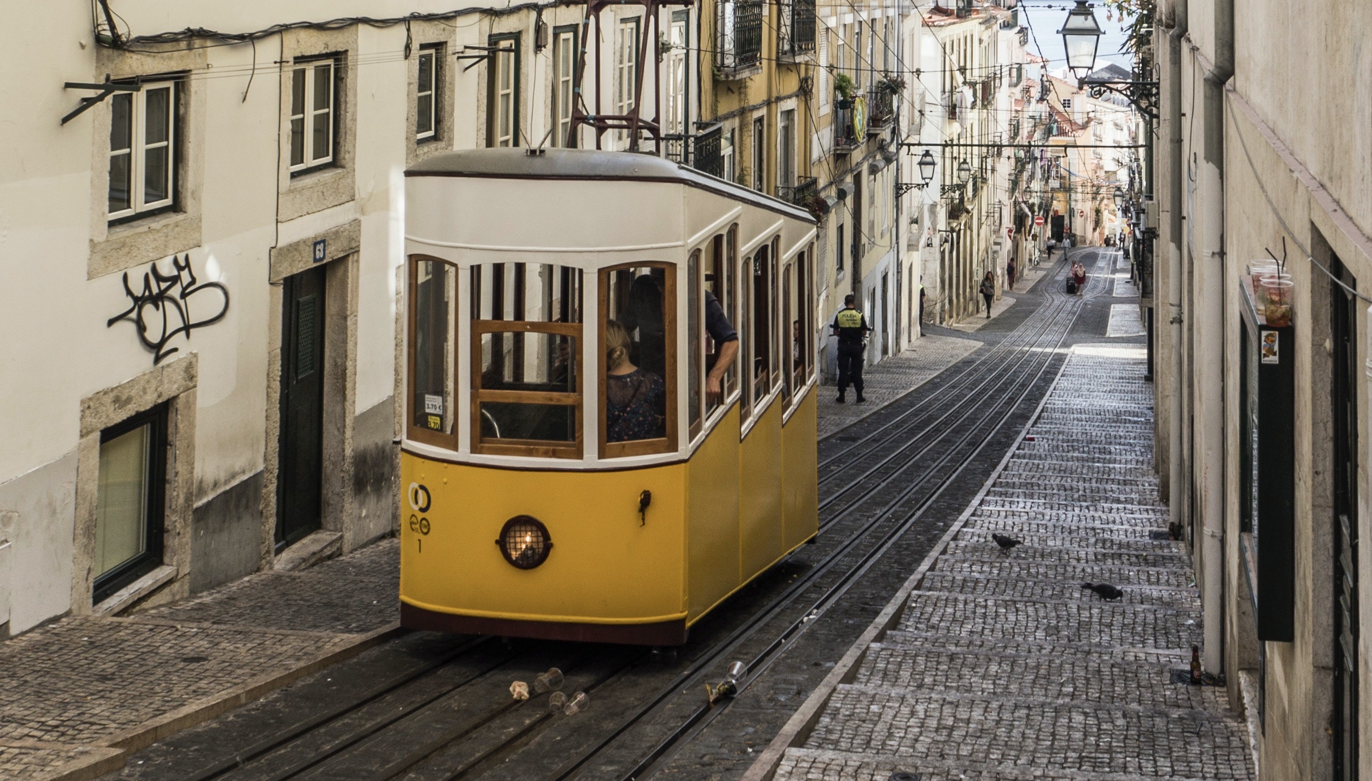 Elevador da Bica, a cable car