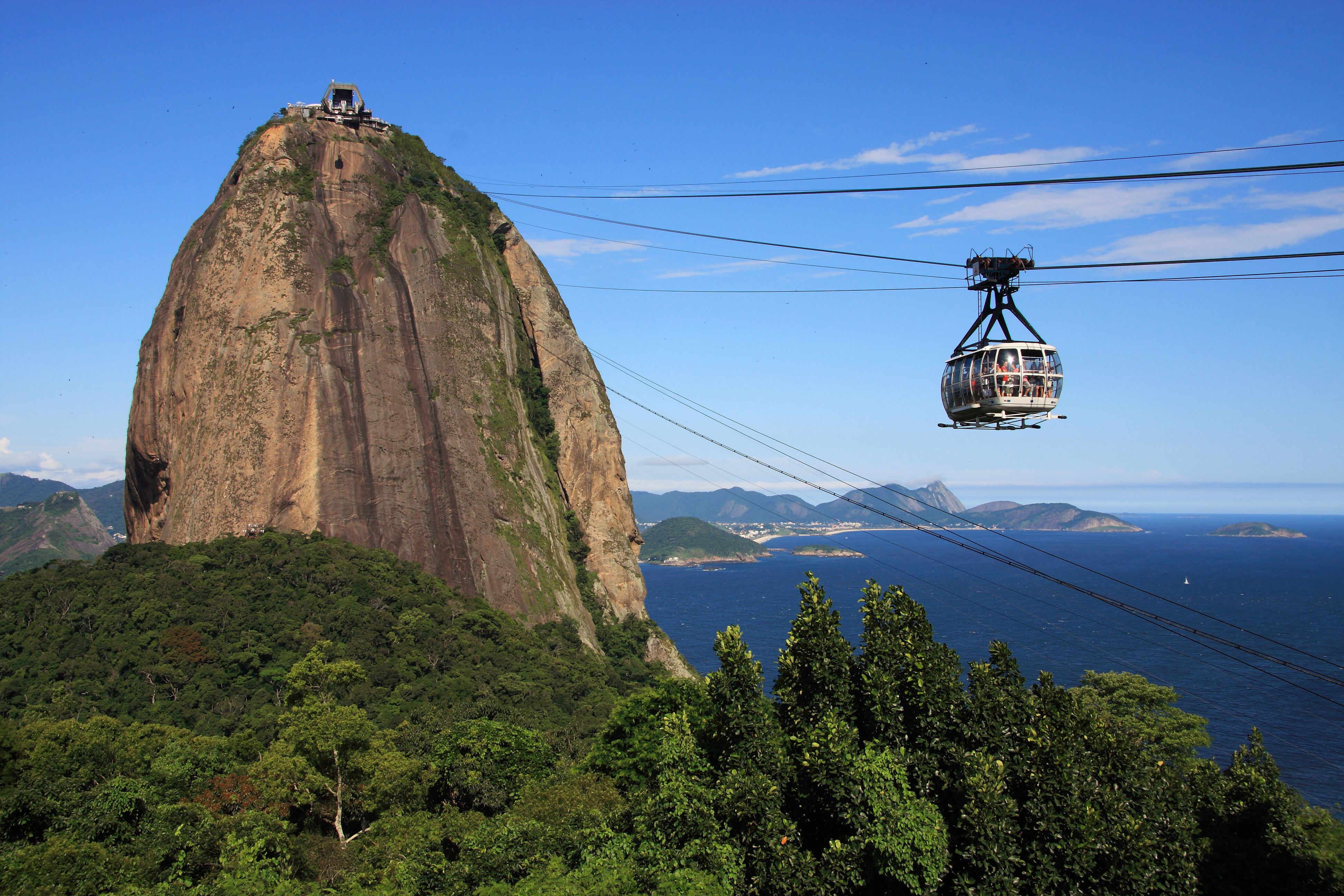 Brazil, Rio de Janeiro, Sugar Loaf Mountain - Pao de Acucar and cable car with the bay and Atlantic Ocean in the background. The city is the venue for the 2016 Olympic Games.