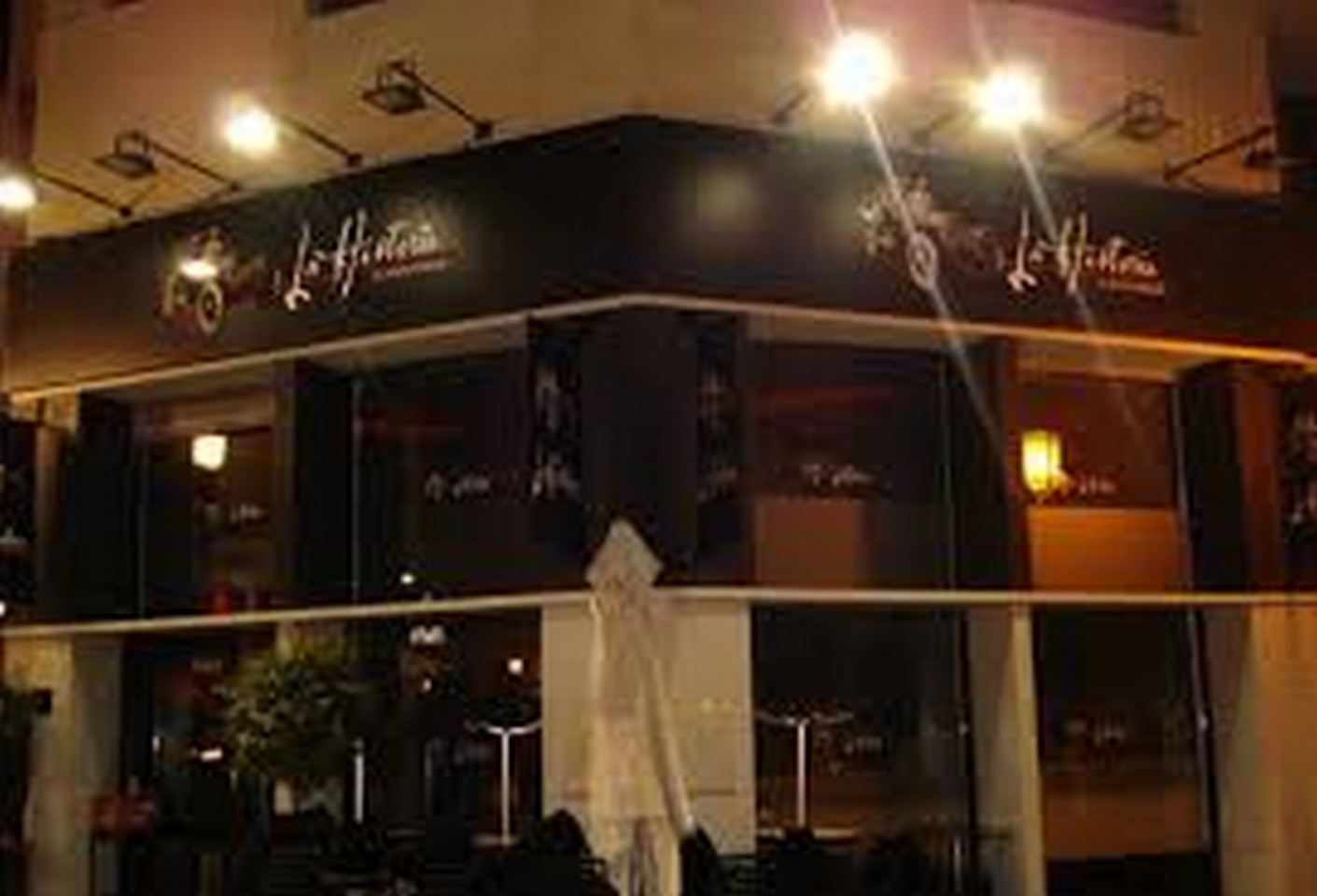 pub La Historia at night