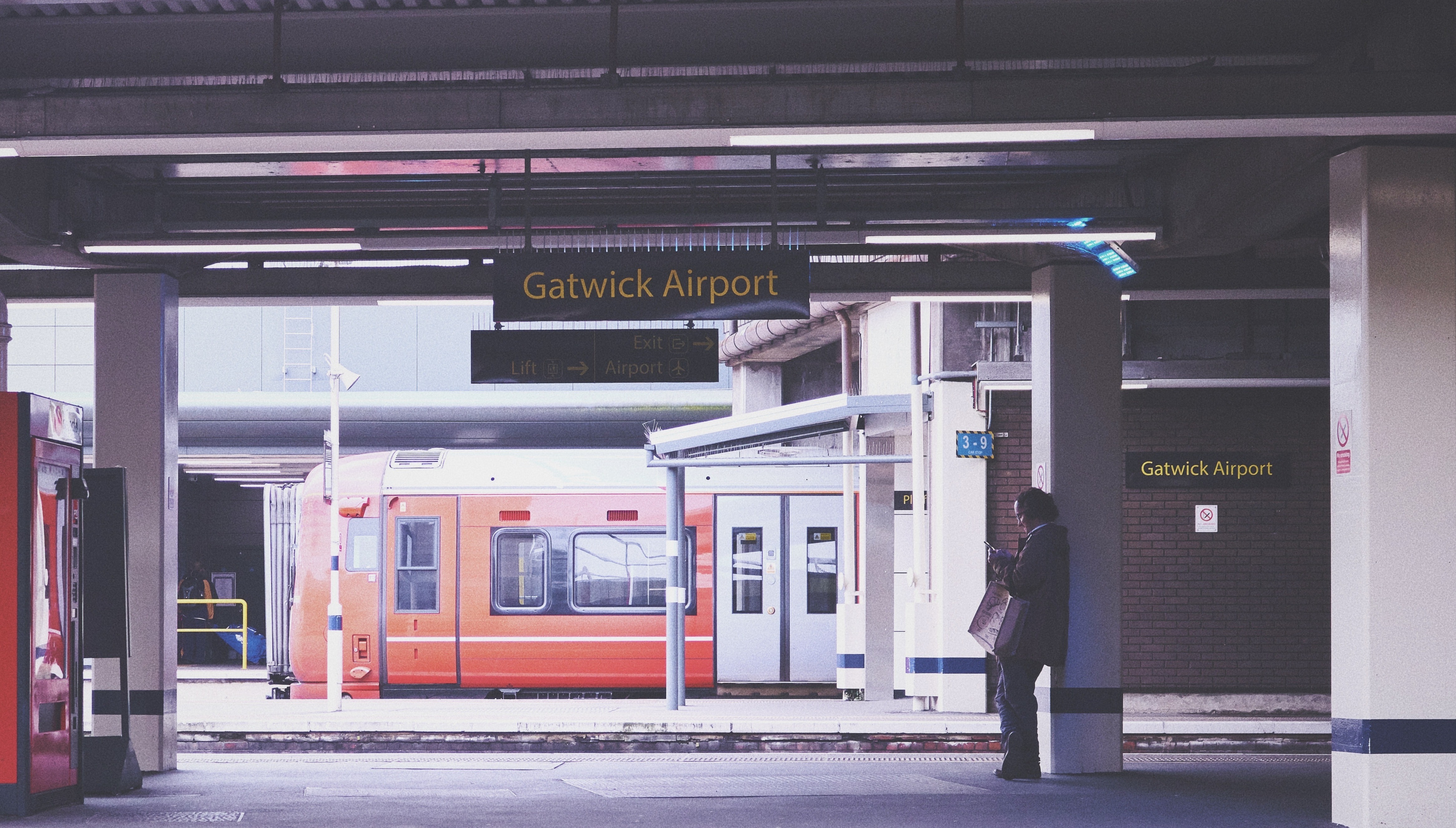 train station Gatwick Airport