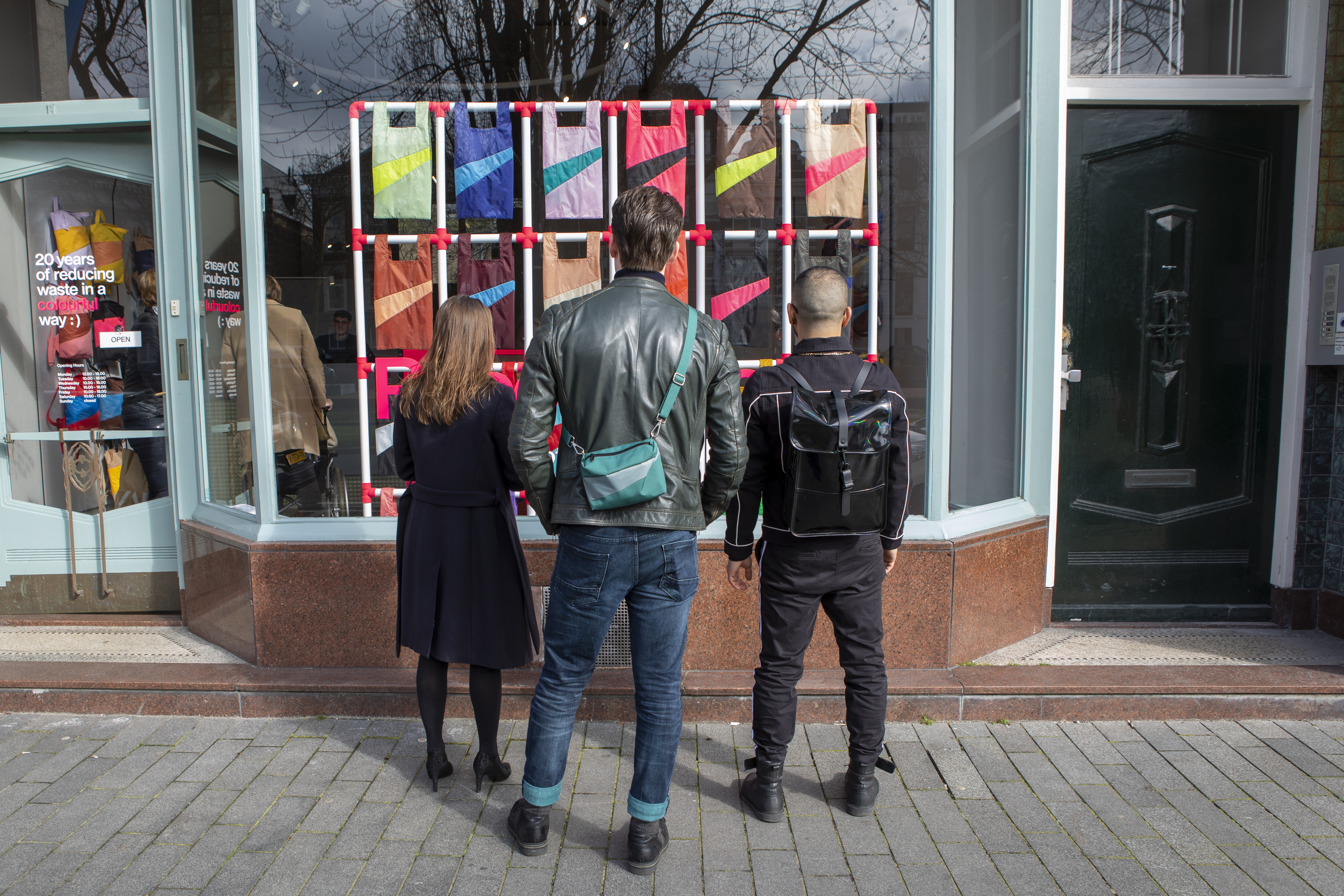 People in front of the Susan Bijl shop