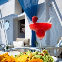 V Lounge Cafe & Cocktail Bar — Fira