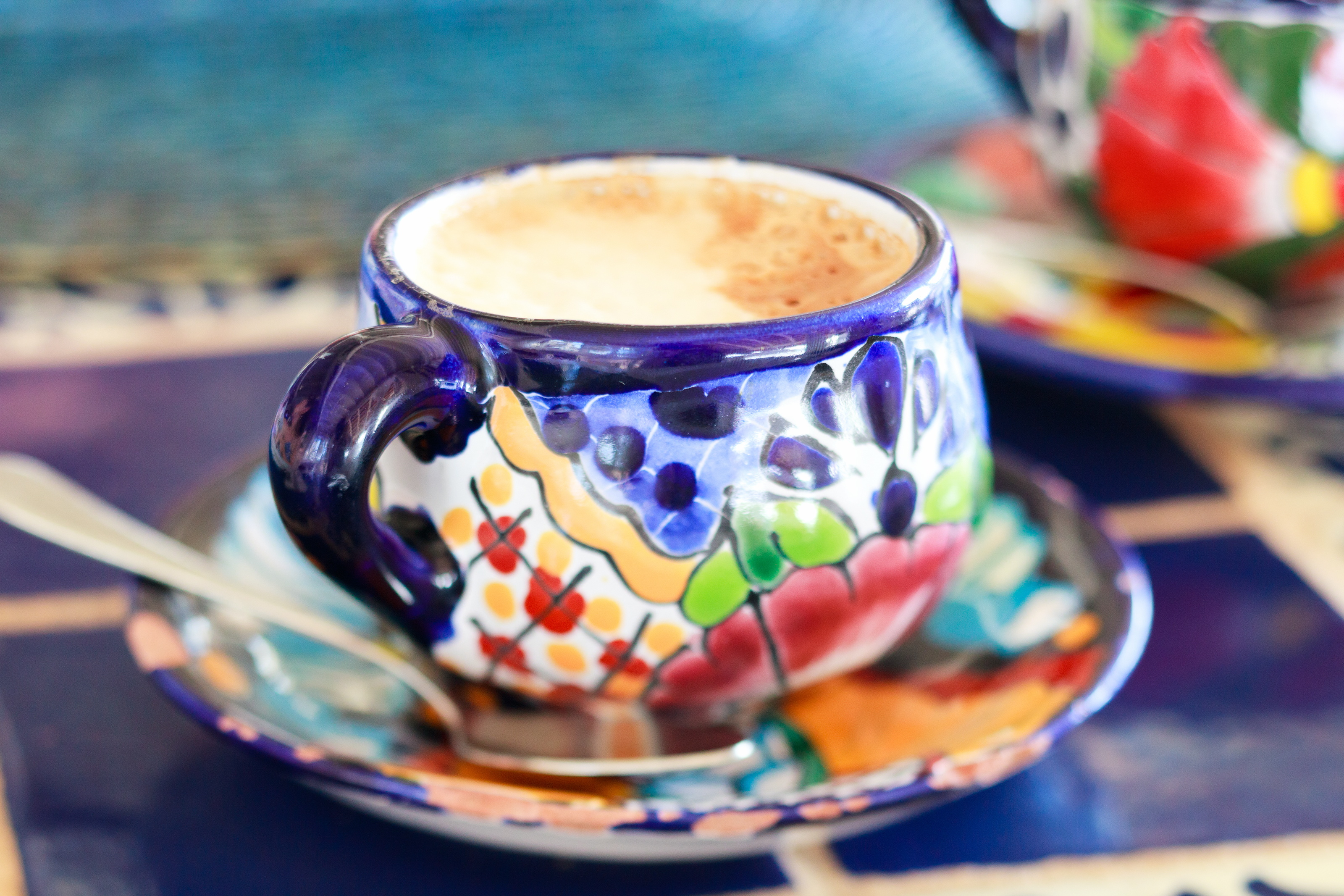 Capuccino en una taza tradicional mexicana