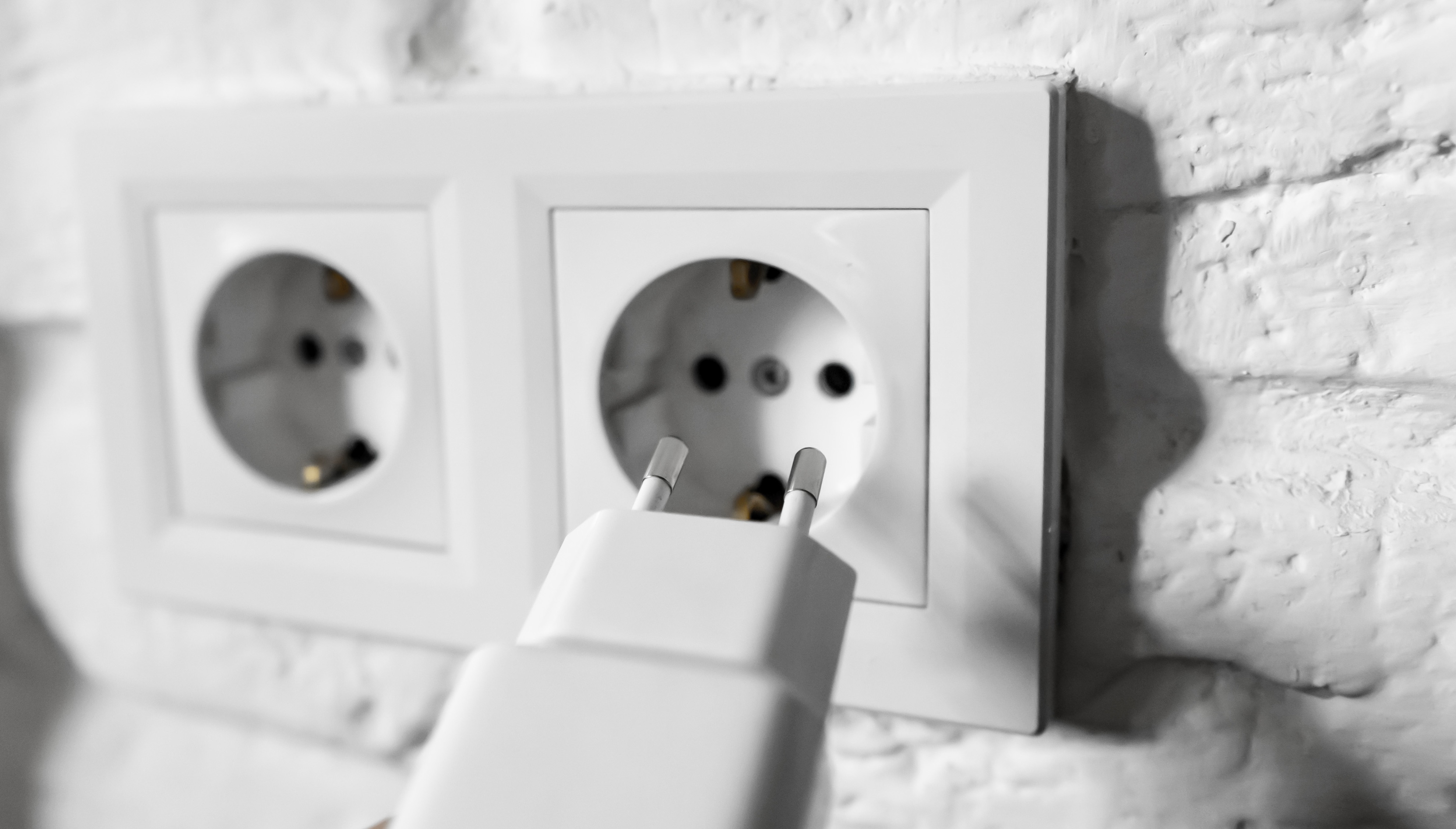 Type F power outlet and plug