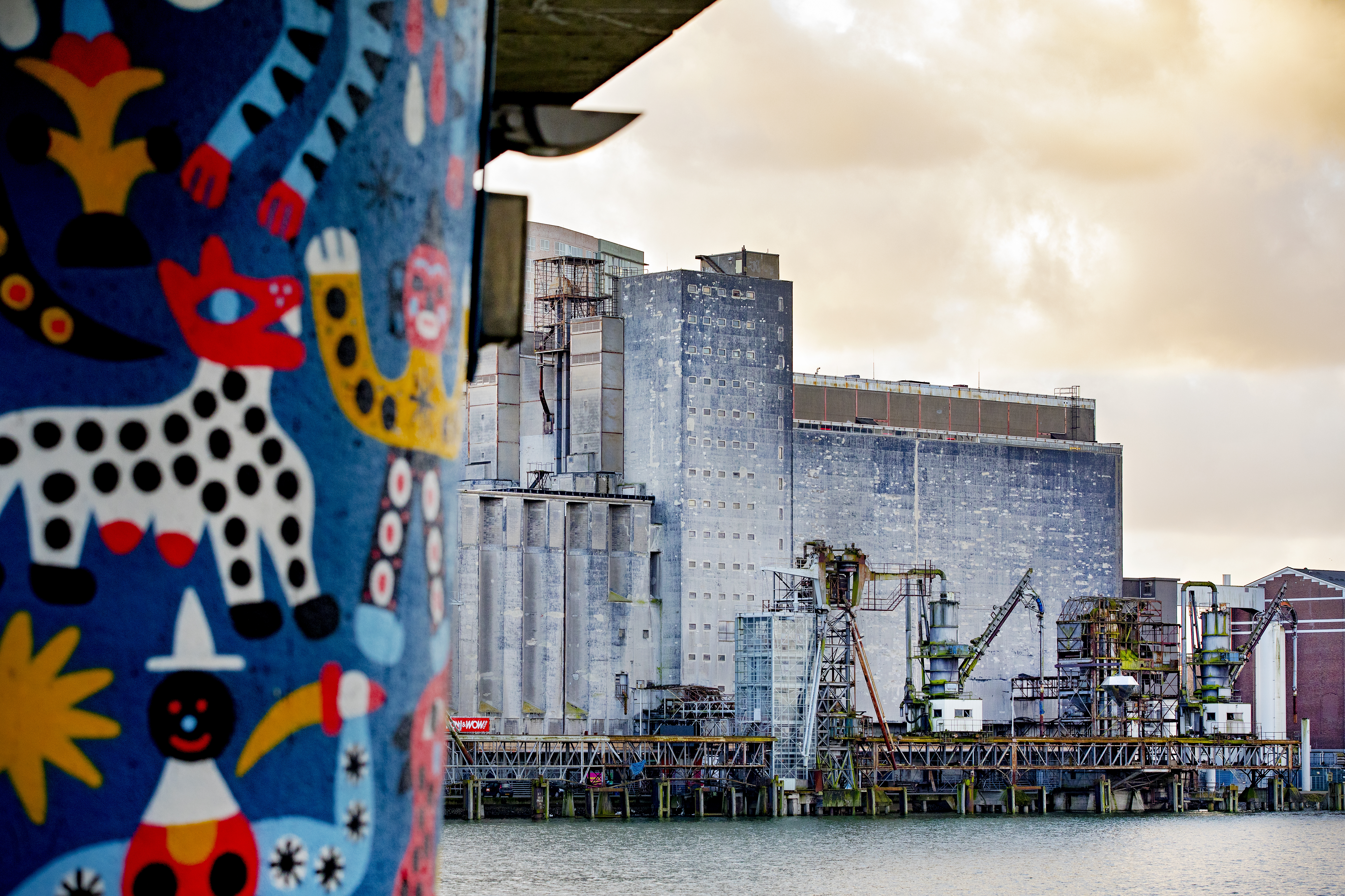 Maassilo by the water with streetart