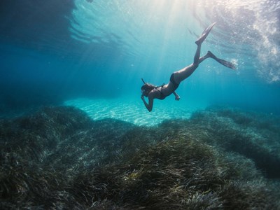 girl snorkel underwater blue sea - Benjamin L. Jones/Unsplash